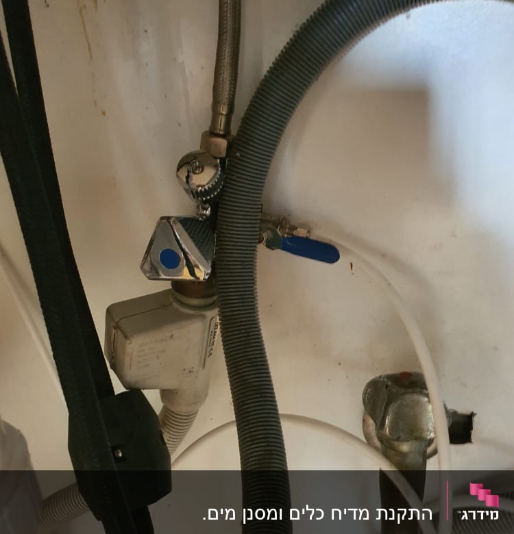 צינורות מתכת וגומי מתחת לכיור